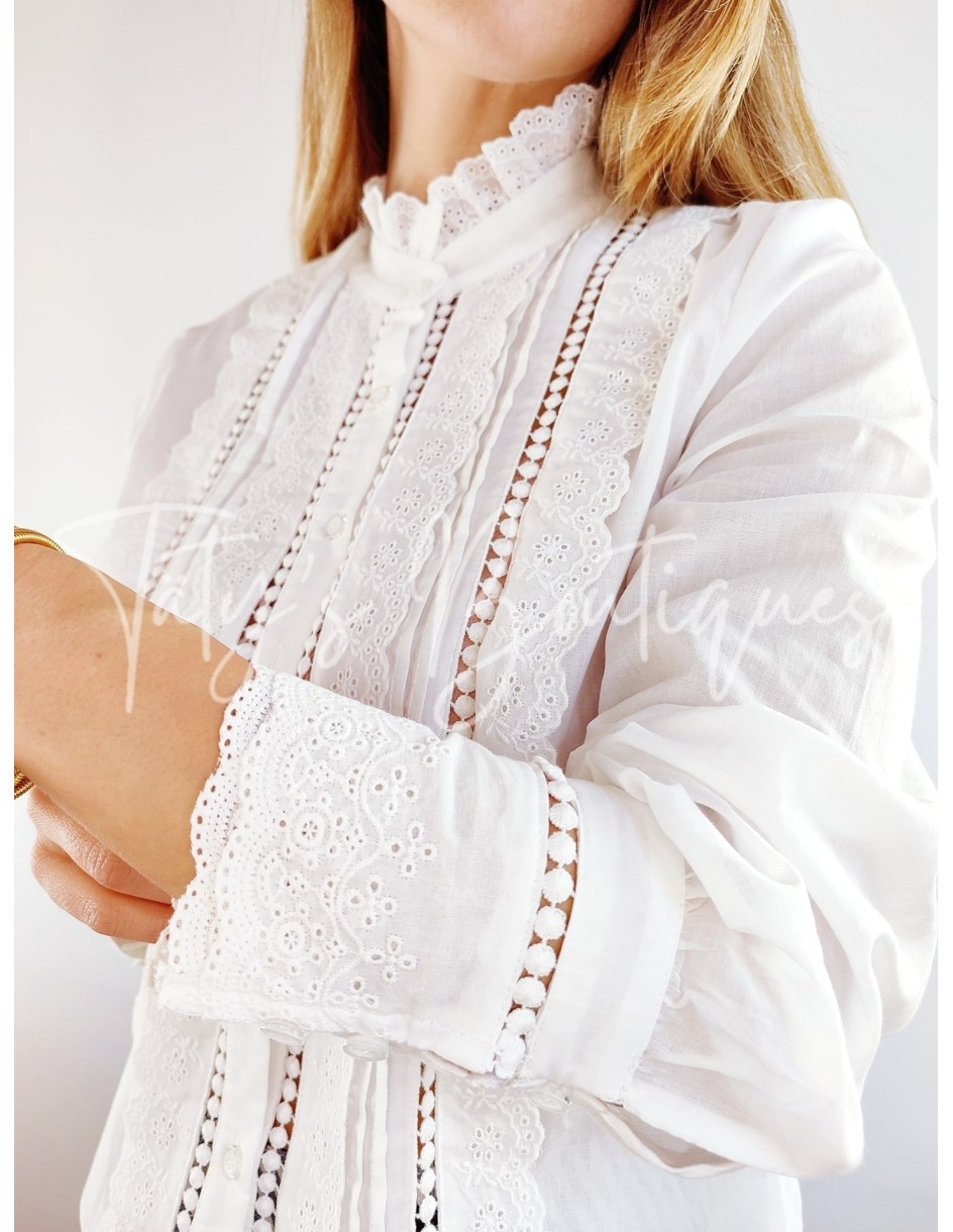 Camisa blanca troquelada cuello con volantes | Täty's Boutiques - Grupo Puerto Gragera