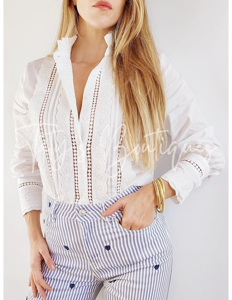 Camisa blanca troquelada cuello con volantes | Täty's Boutiques - Grupo Puerto Gragera