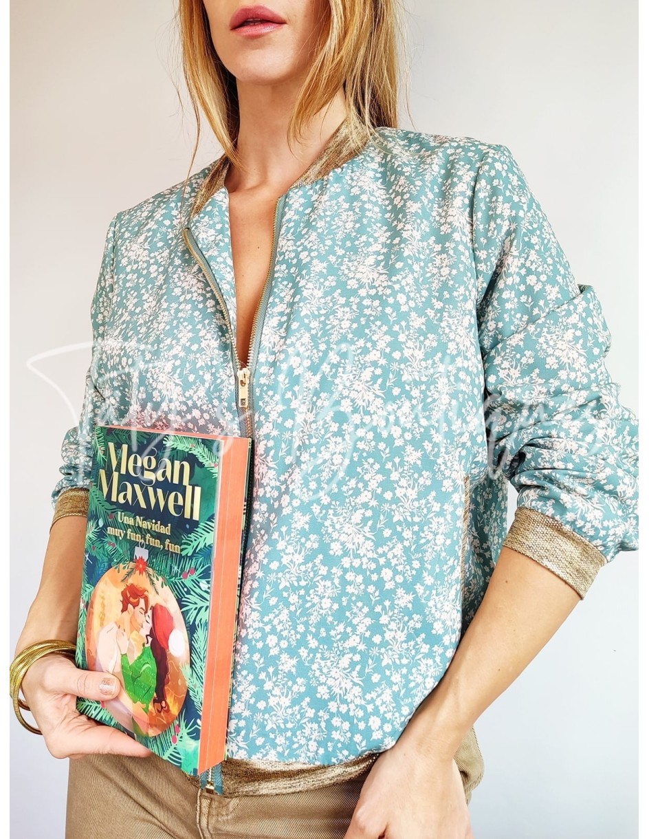 Bomber verde agua con florecitas blancas | Täty's Boutiques - Grupo Puerto Gragera