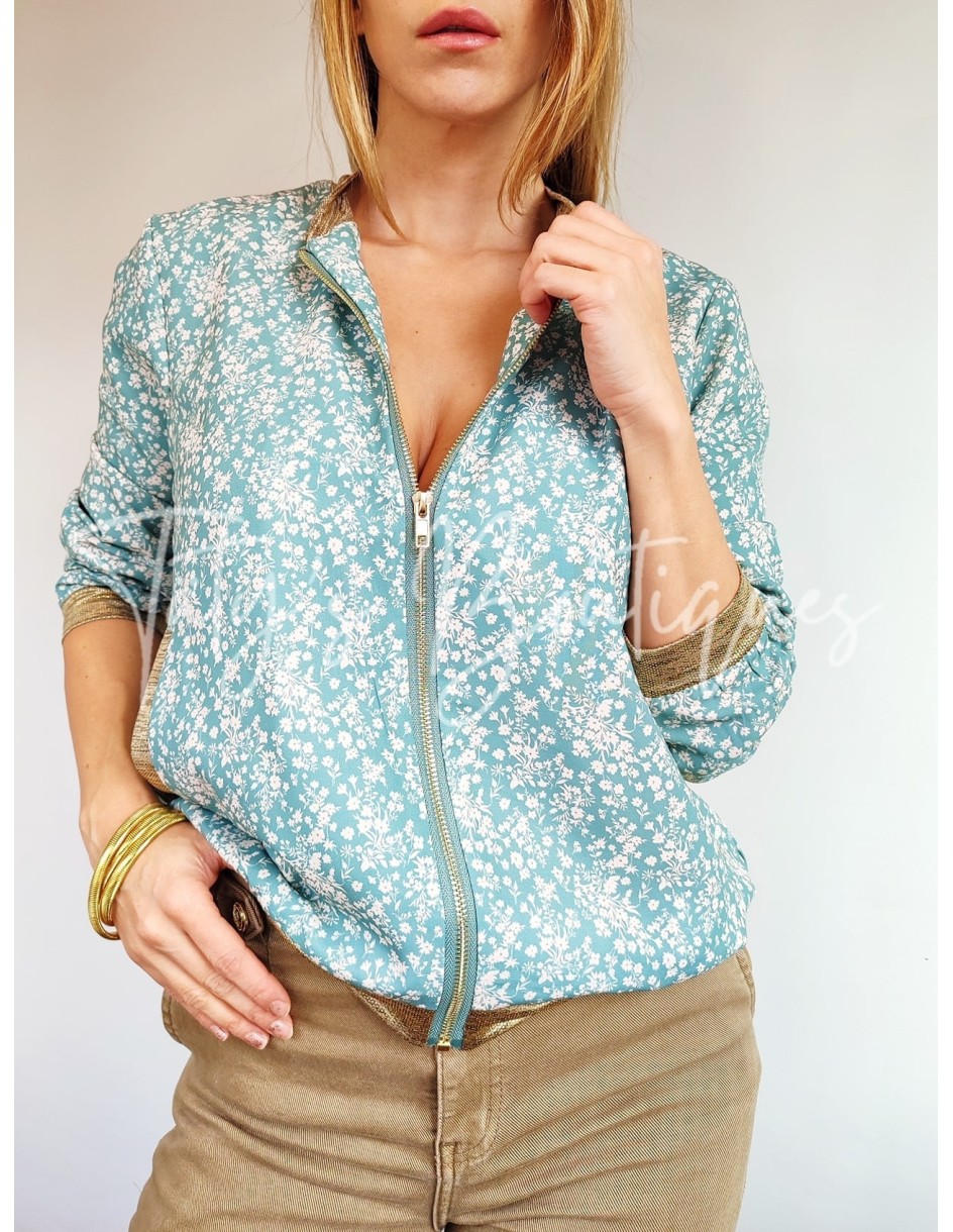 Bomber verde agua con florecitas blancas | Täty's Boutiques - Grupo Puerto Gragera