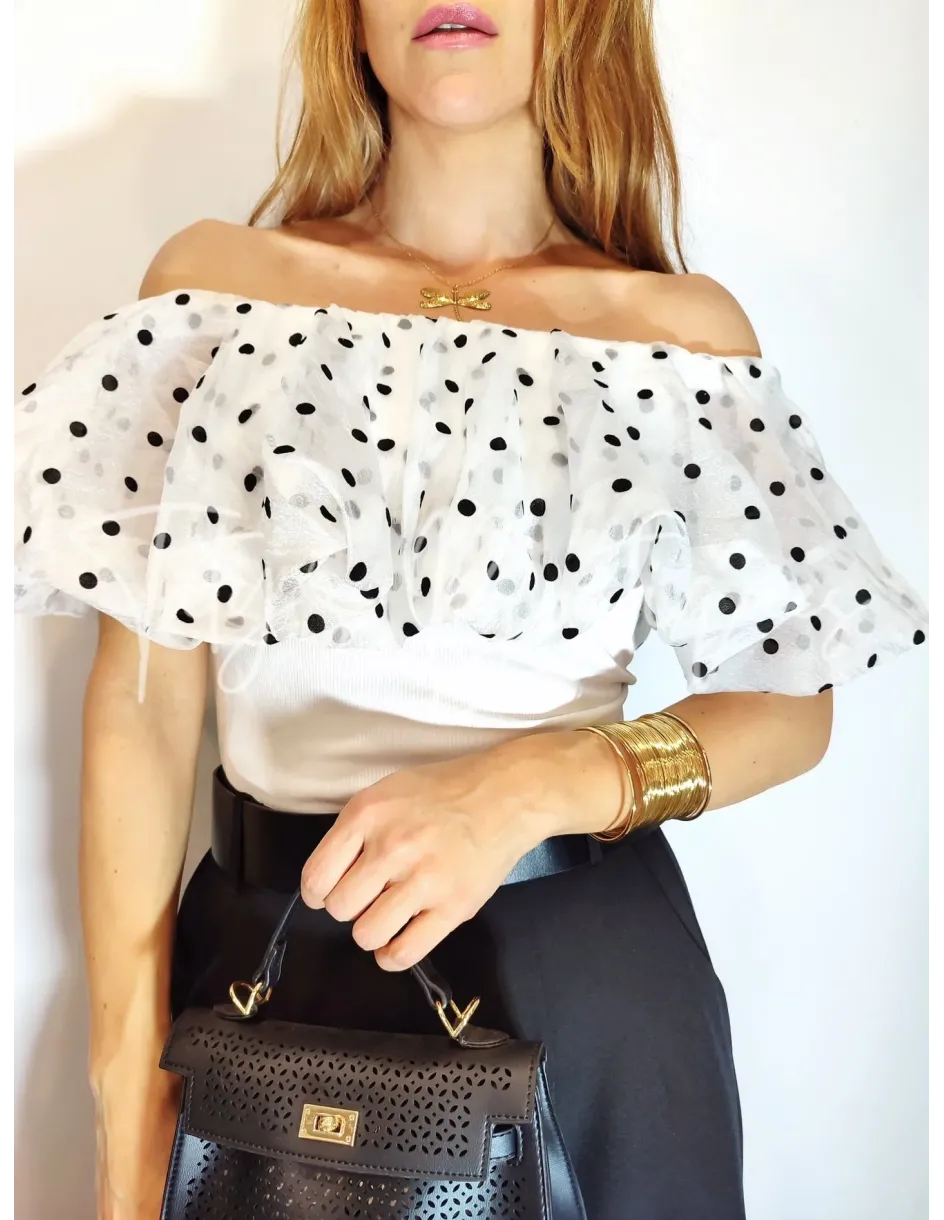 Top blanco con volantes plumeti y escote bardot